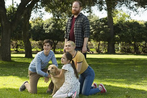 Daniel DiMaggio, Julia Butters, Meg Donnelly, Mike Still - American Housewife - Gambas sauce Bollywood - Film