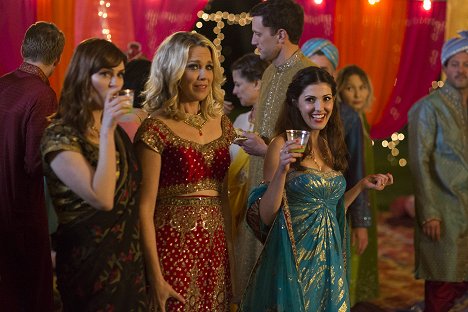 Sara Rue, Jessica St. Clair, Jeannette Sousa - American Housewife - Gambas sauce Bollywood - Film
