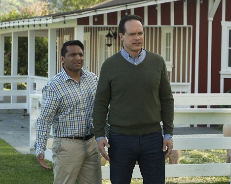 Ravi Patel, Diedrich Bader - Americká manželka - Jarní slavnost - Z filmu