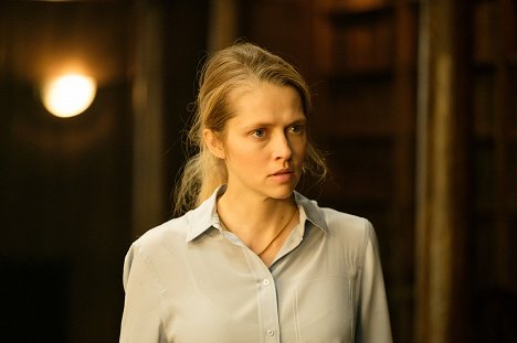 Teresa Palmer - A Discovery of Witches - Episode 3 - Photos