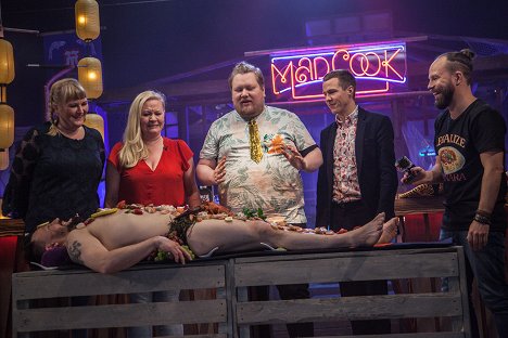 Eeva Vekki, Lotta Backlund, Tomi Walamies, Olavi Uusivirta, Tuomas Milonoff, Riku Rantala - Mad Cook Show - Fiesta eli maailmanlopun bileet - Filmfotók