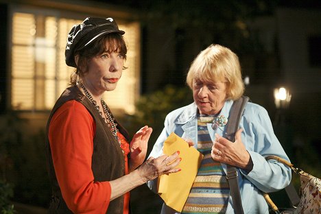 Lily Tomlin, Kathryn Joosten - Desperate Housewives - There's Always a Woman - Photos