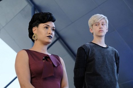 Grace Byers, Percy Hynes White - The Gifted - coMplications - Photos