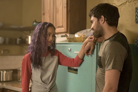 Jamie Chung, Sean Teale - The Gifted - Complications - Film