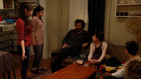 Hazal Kaya, Zeynep Selimoğlu, Reha Özcan, Ayşen Gruda - Az én kis családom - Episode 32 - Filmfotók