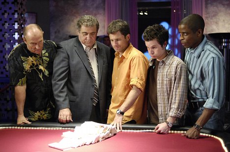 Corbin Bernsen, Dan Lauria, James Roday Rodriguez, Kris Lemche, Dulé Hill - Agentura Jasno - "Poker? Mmm, a předkrm nebude?!" - Z filmu