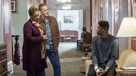 CCH Pounder, Scott Bakula, Christopher Meyer - NCIS: New Orleans - My Brother's Keeper - Van film