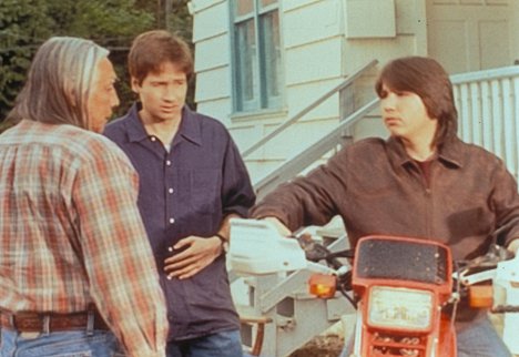 Floyd 'Red Crow' Westerman, David Duchovny - The X-Files - Anasazi - Van film