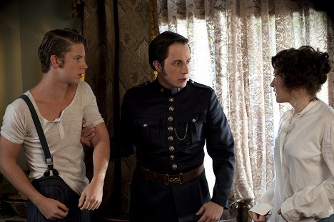 Max Morrow, Jonny Harris - Murdoch Mysteries - Love and Human Remains - Van film