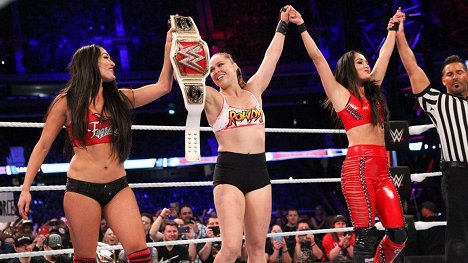 Nicole Garcia, Ronda Rousey, Brianna Garcia - WWE Super Show-Down - Van film