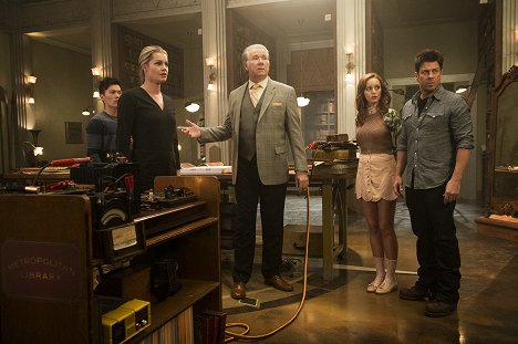 John Harlan Kim, Rebecca Romijn, John Larroquette, Lindy Booth, Christian Kane - The Librarians - And the Fangs of Death - Photos