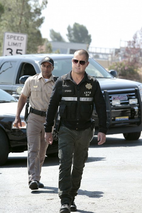 George Eads - CSI: Crime Scene Investigation - Dead in His Tracks - Photos