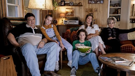 Lance Barber, Raegan Revord, Montana Jordan, Zoe Perry, Annie Potts - Young Sheldon - Soirée pyjama - Film