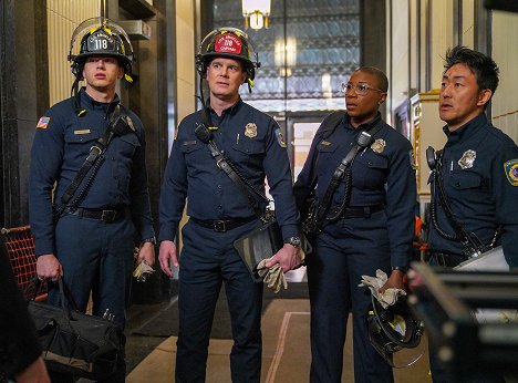Oliver Stark, Peter Krause, Aisha Hinds, Kenneth Choi - 9-1-1 - Trapped - Photos