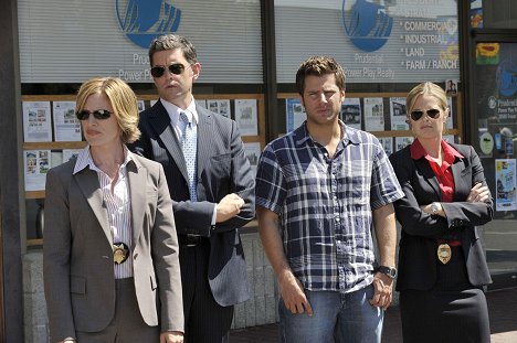 Kirsten Nelson, Timothy Omundson, James Roday Rodriguez, Maggie Lawson - Psych - Gus Walks Into a Bank - Photos