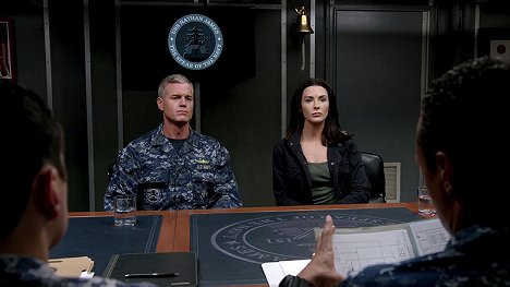 Eric Dane, Bridget Regan - The Last Ship - Ferngesteuert - Filmfotos