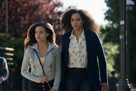 Sarah Jeffery, Madeleine Mantock - As Feiticeiras - Let this Mother Out - Do filme