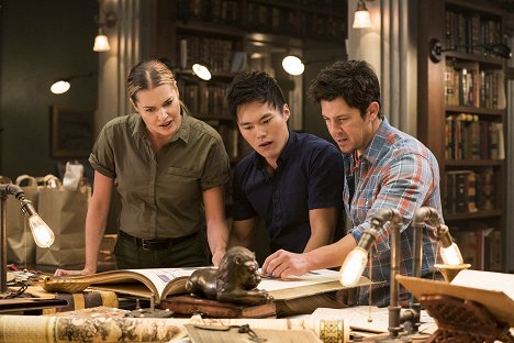 Rebecca Romijn, John Harlan Kim, Christian Kane - The Librarians - And a Town Called Feud - Van film