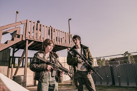 Gracie Gillam, Nat Zang - Z, mint zombi - A New Life - Filmfotók