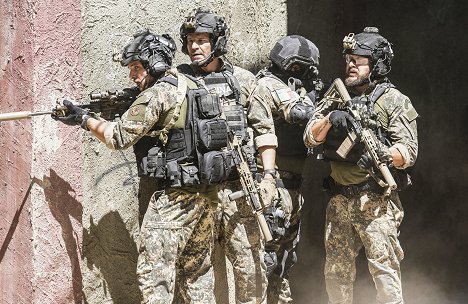 Max Thieriot, David Boreanaz, A. J. Buckley - SEAL Team - Le Cartel de Doza - Film