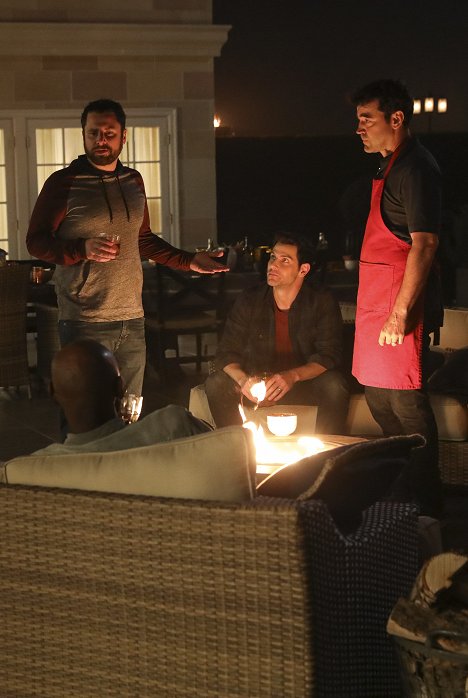 James Roday Rodriguez, David Giuntoli, Ron Livingston - A Million Little Things - Pizza-Abend - Filmfotos
