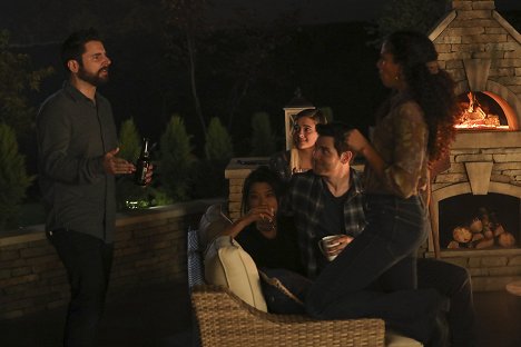 James Roday Rodriguez, Grace Park, Lizzy Greene, David Giuntoli - A Million Little Things - Friday Night Dinner - Z filmu