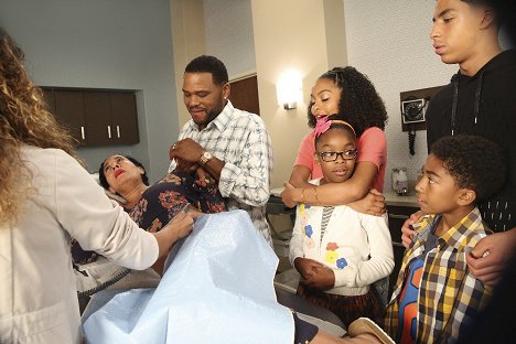 Tracee Ellis Ross, Anthony Anderson, Yara Shahidi, Marsai Martin, Miles Brown, Marcus Scribner - Black-ish - God - Z filmu