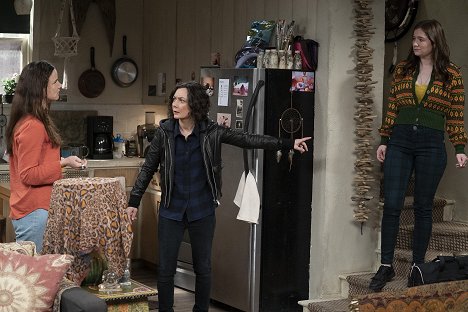 Juliette Lewis, Sara Gilbert, Emma Kenney - The Conners - Tangled Up In Blue - Photos