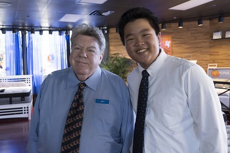 George Wendt, Hudson Yang - Amerika Huangjai - Halloweeni cumi - Forgatási fotók