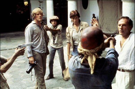 Nick Nolte, Joanna Cassidy, Jean-Louis Trintignant - Under Fire - Van film