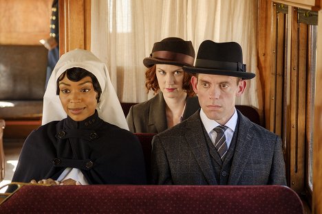 Chantel Riley, Lauren Lee Smith - Frankie Drake Mysteries - Once Burnt Twice Spied - Filmfotos