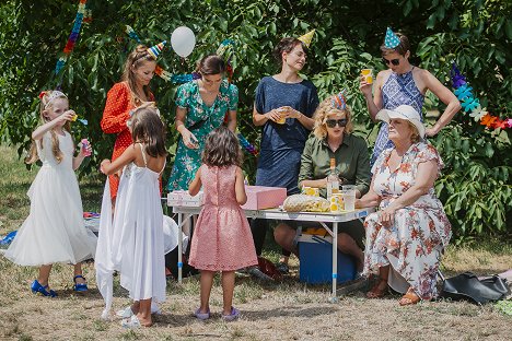 Eva Podzimková, Jana Stryková, Aňa Geislerová, Regina Rázlová - Tátové na tahu - Epizoda 11 - Z filmu