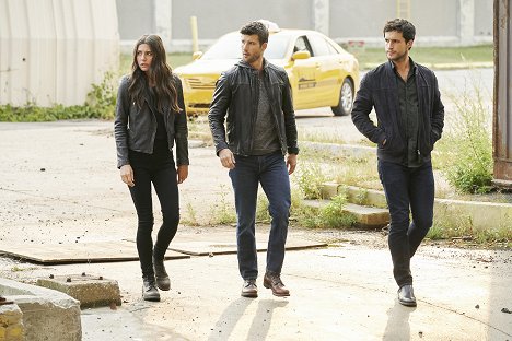 Marianne Rendón, Parker Young, Rob Heaps - Imposters - Fillion Bollar King - Photos