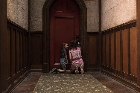 Violet McGraw - The Haunting - Steven Sees a Ghost - Photos