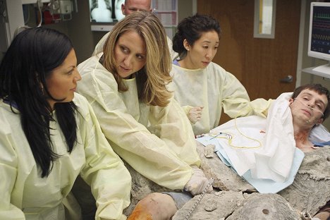 Sara Ramirez, Brooke Smith, Sandra Oh - Grey's Anatomy - Freedom: Part 1 - Photos