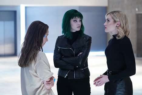 Emma Dumont, Skyler Samuels - The Gifted - afterMath - Photos