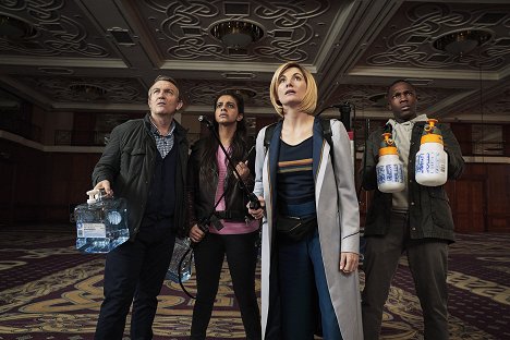 Bradley Walsh, Mandip Gill, Jodie Whittaker, Tosin Cole - Pán času - Arachnids in the UK - Z filmu