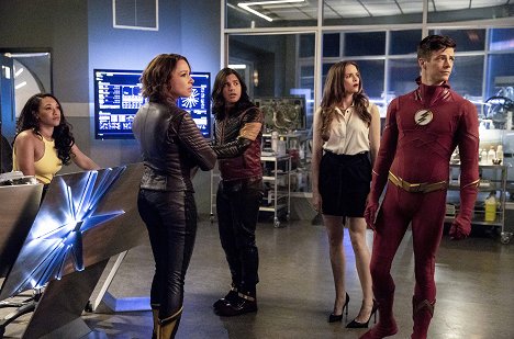 Candice Patton, Jessica Parker Kennedy, Carlos Valdes, Danielle Panabaker, Grant Gustin - The Flash - Blocked - Photos