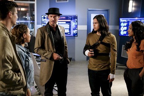 Jessica Parker Kennedy, Tom Cavanagh, Carlos Valdes, Candice Patton - The Flash - The Death of Vibe - Photos