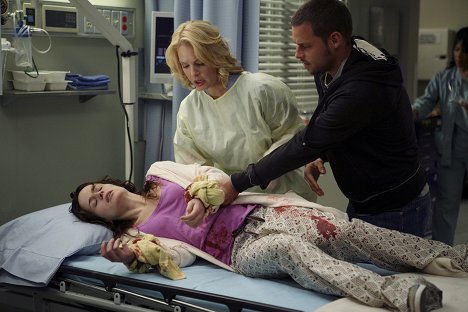 Elizabeth Reaser, Katherine Heigl, Justin Chambers - Grey's Anatomy - Freedom: Part 2 - Photos