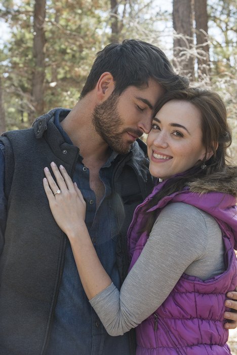 Nick Bateman, Andrea Bowen - A Family for the Holidays - Promoción