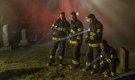 Oliver Stark, Peter Krause, Ryan Guzman, Kenneth Choi - 911 L.A. - Kísértetek - Filmfotók