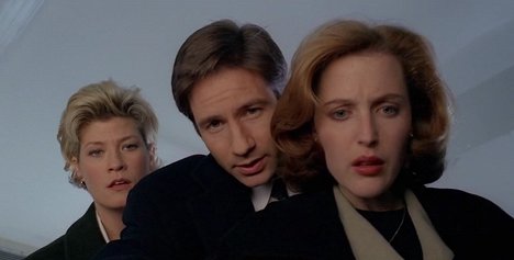 Dana Wheeler-Nicholson, David Duchovny, Gillian Anderson - The X-Files - Syzygy - Van film