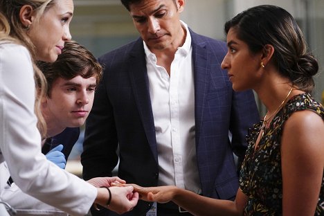 Fiona Gubelmann, Freddie Highmore, Nicholas Gonzalez - The Good Doctor - Two-Ply (or Not Two-Ply) - Photos