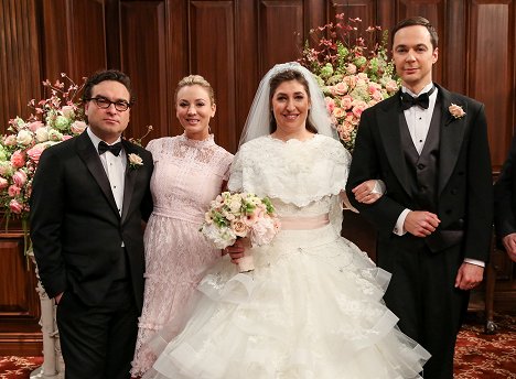 Johnny Galecki, Kaley Cuoco, Mayim Bialik, Jim Parsons - The Big Bang Theory - Die Hochzeitsüberraschung - Werbefoto