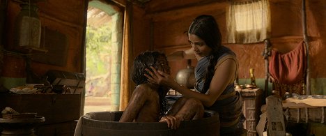 Rohan Chand, Freida Pinto - Mowgli : La légende de la jungle - Film