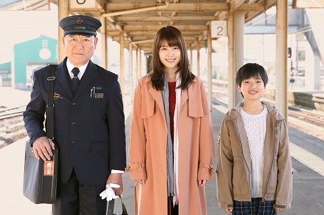 Jun Kunimura, Kasumi Arimura, Ryusei Kiyama - Kazoku iro: Railways – Watašitači no šuppacu - Werbefoto