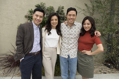 Reggie Lee, Ming-Na Wen, Randall Park, Constance Wu - Fresh Off the Boat - Mo' Chinese Mo' Problems - Del rodaje