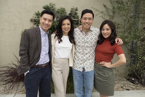 Reggie Lee, Ming-Na Wen, Randall Park, Constance Wu - Huangovi v Americe - Mo' Chinese Mo' Problems - Z natáčení