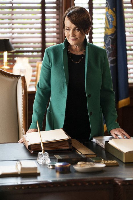 Laura Innes - How to Get Away with Murder - We Can Find Him - Photos